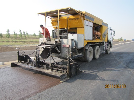 公司设备在山西省天大高速路面六标做稀浆封层施工